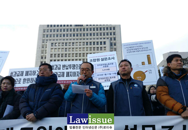 ▲김창호법원본부장(가운데)이기자회견에서여는말을하고있다.