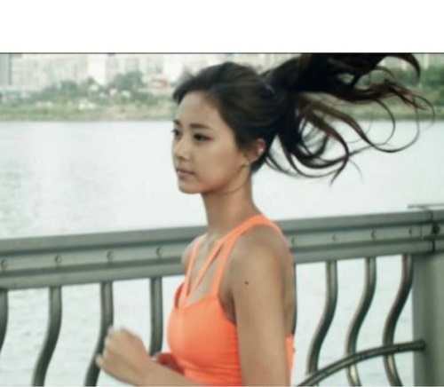 JYP 홈페이지 다운, 쯔위 다리에서 달리기 하는 모습 보니 ‘우아하게’ 여신 미소