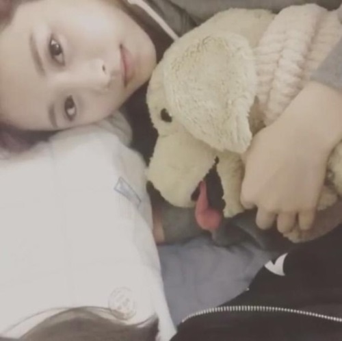 쯔위, 투명한 우윳빛 피부 '누가 인형이야?'