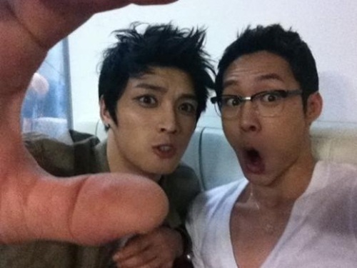 JYJ 박유천, 김재중과 엽기 셀카...'꽃미모는 어디로?' 시선 장악