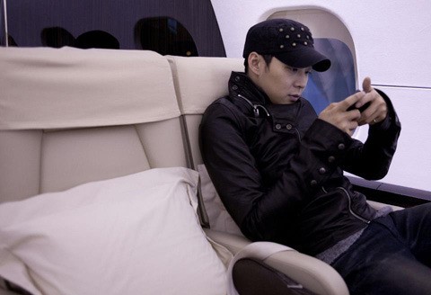 JYJ 박유천, 모자 푹 눌러쓴 채…전세기 안에서 핸드폰 만지작