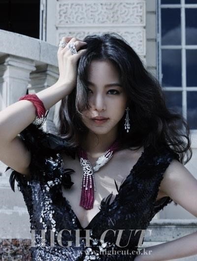한예슬 마담 앙트완, ‘가슴라인+쇄골 훤히 드러낸 아찔한 숄더 드레스’