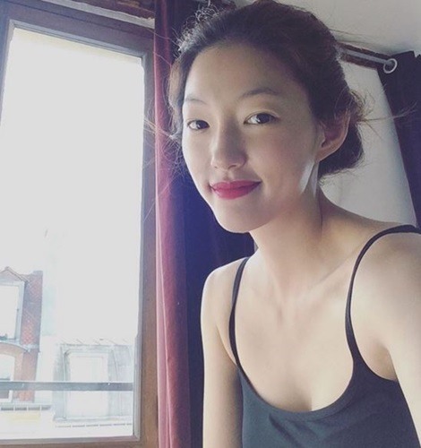 라디오스타 이엘, ‘금방 흘러내릴 듯한 민소매 티 사이로 드러난 쇄골+가슴라인’