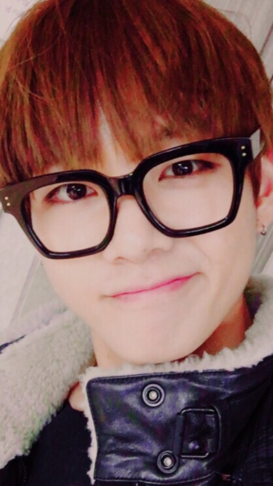 방탄소년단 뷔, 훈훈한 안경 셀카...'완벽 비주얼'