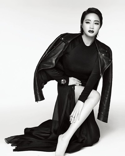 시그널 첫방 김혜수, 옆트임 치마 사이로 명품 각선미 자랑 '심장어택'