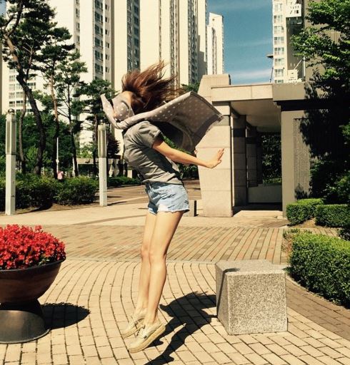 조보아, 공중으로 점프...'아찔 극세사 각선미'