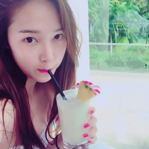 제시카, 튜브톱 원피스로 가녀린 어깨 라인 과시 '청순+섹시'
