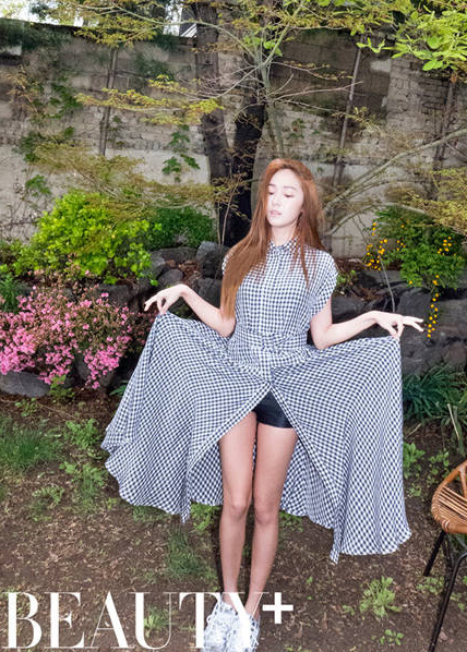 명단공개 제시카, ‘긴 롱치마를 들어올린 채…훨훨 날아갈 기세?’