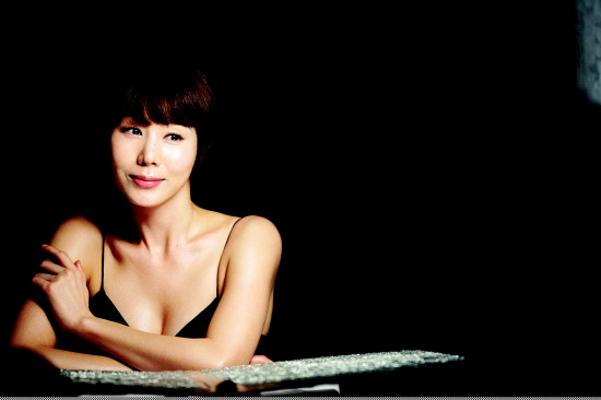 박예진과 혼인신고, 검은 슬립 의상 사이로 드러난 앙상한 몸매