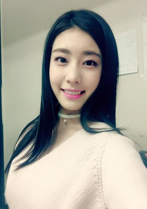 롤 점검 조은정, 백옥 피부 눈길 ‘남심 황홀’ 시선 고정