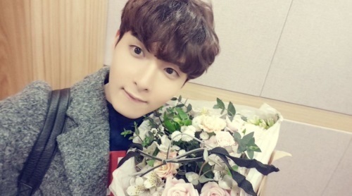 려욱, 꽃과 물아일체된 모습 보니 ‘여심 철렁’ 시선 집중
