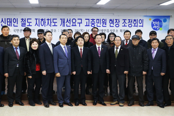 ▲국민권익위원회성영훈위원장(첫줄오른쪽에서다섯번째)이28일오후전라북도정읍시신태인읍사무소에서열린현장조정회의에서지하차도를확장개선해달라는지역주민들의민원을해결한후관계자,주민들과함께기념촬영을하고있다.
