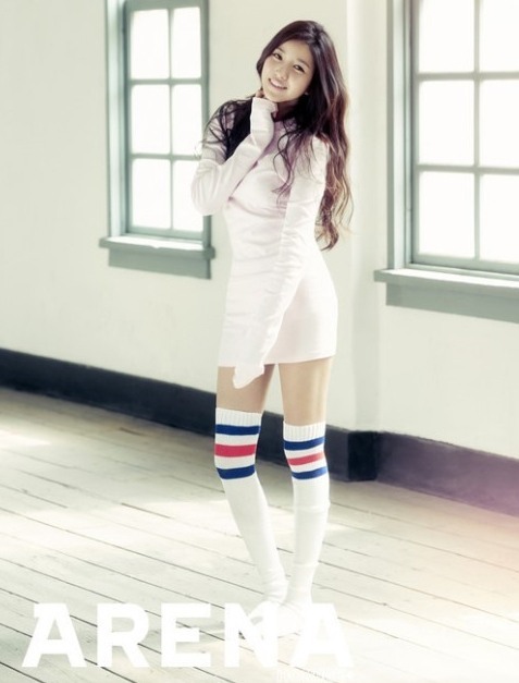 올드스쿨 여자친구, ‘몸매 훤히 드러난 밀착 원피스 입고…매끈한 니삭스 각선미’