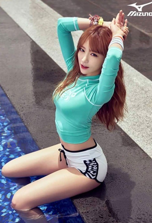 3대 천왕 하니, 수영장에 앉아 두팔 들어올린 포즈로 야릇한 눈빛발사