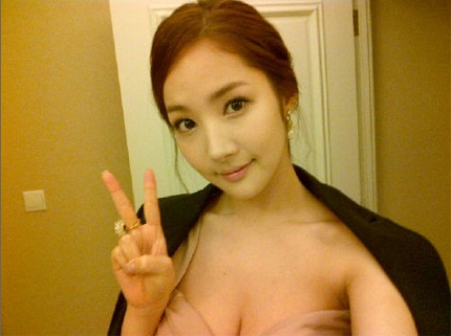 리멤버 아들의 전쟁 박민영, V하며 누트톤 드레스로 '아찔' 볼륨