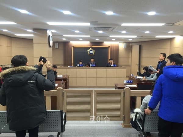 ▲청소년들이모의법정을체험하고있다.
