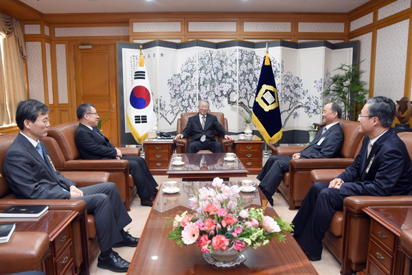 ▲환담을나누는모습(사진=대법원)
