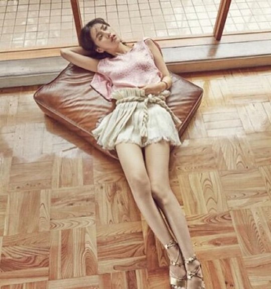 임지연 대박, 너무 짧은 치마 사이로 뽀얀 속살 드러낸 채…바닥에 누워 도발