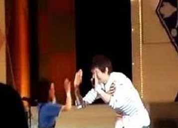 이승기 군입대, ‘아이 위해 눈높이 배려 하이파이브’