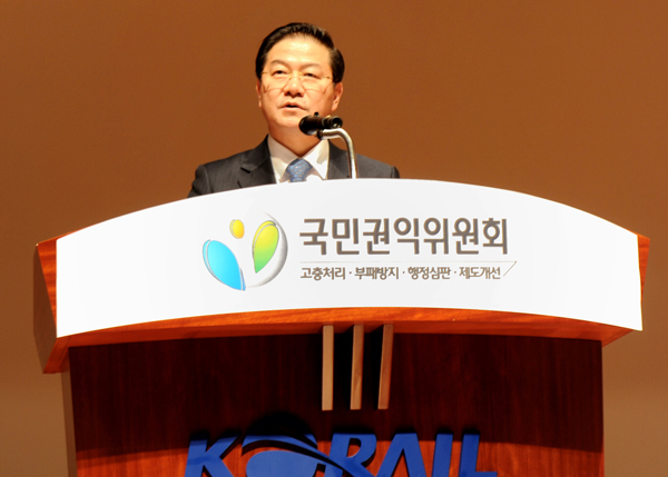 ▲국민권익위원회성영훈위원장이2일오후한국철도공사대강당에서열린「16년도반부패청렴정책추진지침전달회의」에참석해인사말을하고있다.(사진=권익위)