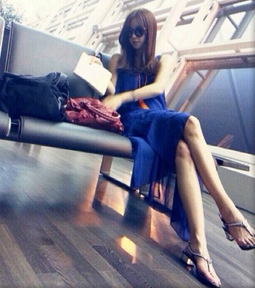 임성언 홍수아, 파란원피스 다리 꼬고 매혹적 옆태…이게 무보정이라고??