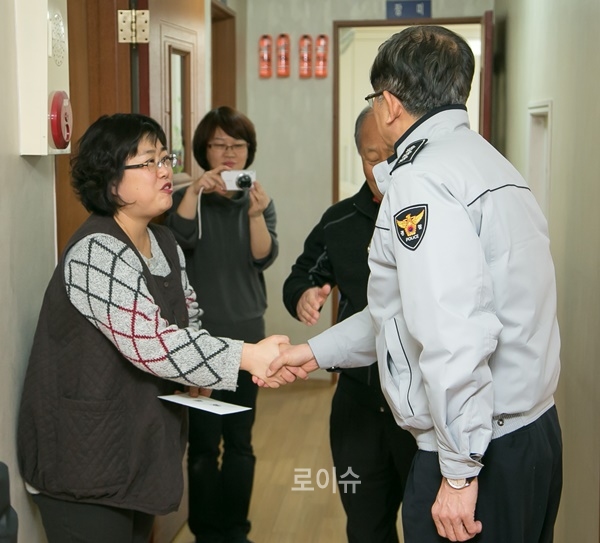 ▲이상식부산경찰청장이2일아동일시보호소인성애원을방문해위문금을전달하고악수를나누고있다.