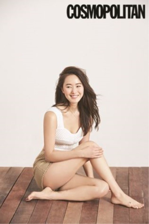 윤진서 대박, 민소매에 너무 짧은 팬츠 입고 다린 꼰 채 곁눈질