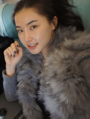 공현주 이상엽, 목에 털 목도리 두른 채…기내 상큼 인증샷 ‘이게 노메이크업?’