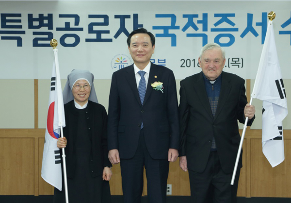 김현웅법무부장관이4일정부과천청사법무부대회의실에서열린특별공로자국적증서수여식에서벨기에국적의세스테벤스디디에신부(한국명:지정환)를대신하여참석한신혜경수녀(좌)와아일랜드국적의오네일패트릭노엘신부(한국명:천노엘)와함께기념촬영을하고있다.(사진=법무부)