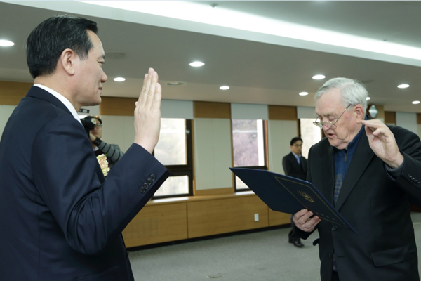 김현웅법무부장관이4일정부과천청사법무부대회의실에서열린특별공로자국적증서수여식에서아일랜드국적의오네일패트릭노엘신부(한국명:천노엘)에게국적증서를수여하고있다.(사진=법무부)