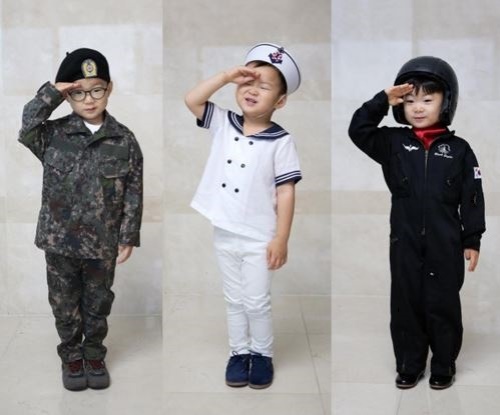 장영실 주인공 송일국, 삼둥이 경레하는 모습 ‘귀여워’ 찰칵