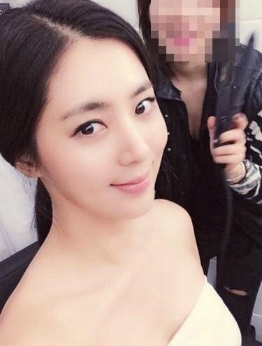 나 혼자 산다 한채아, ‘순백의 아찔한 드레스 사이로 드러난 뽀얀 속살’