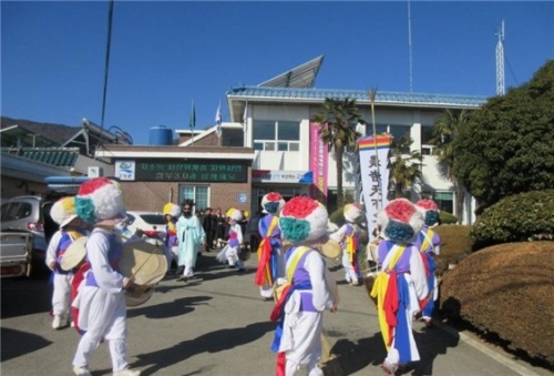 고성군 거류면 농악단, '지신밟기 행사' 진행