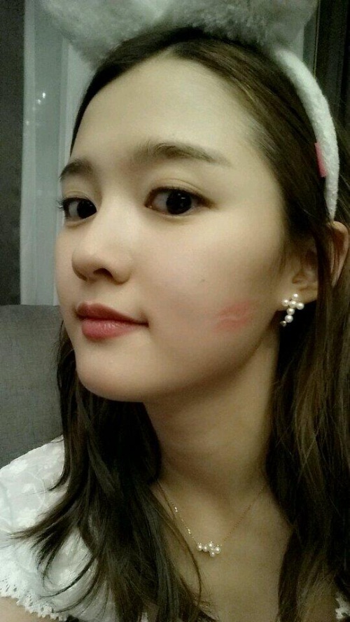 남보라, 깜짝 키스마크?..."누가 내 볼에 뽀뽀를"