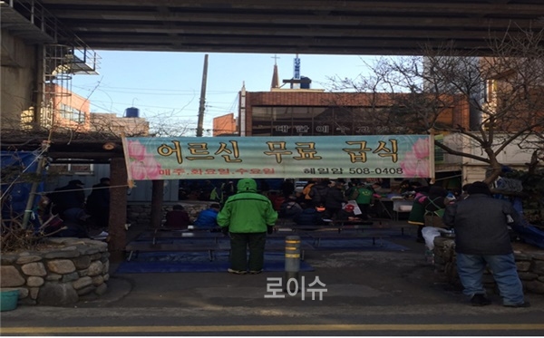 사회봉사명령자들이무료급식봉사활동에나서고있다.(사진제공=부산동부보호관찰소)