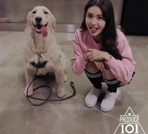 프로듀스101 전소미, 분홍색 티셔츠에 쪼그려 앉아 혀낼름…리트리버 빙의?