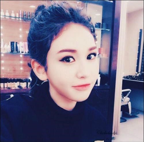 프로듀스101 전소미, 머리 질끈 넘긴 채 눈꼬리 치켜 올린 진한 화장..성숙미 폭발!