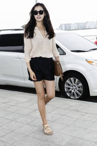 이하늬 오연서, ‘단추 풀어진 블라우스 살랑살랑 레이스 팬츠’