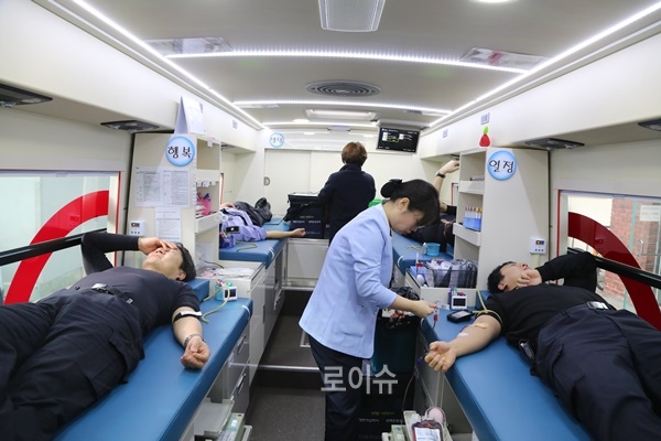 부산구치소직원들이헌혈에동참하고있다.(사진제공=부산구치소)