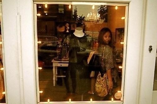 이효리 근황, 가방 어깨에 맨 채…쇼윈도 안에서 미소