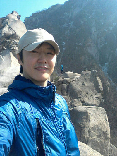 욱씨남정기 윤상현, ‘아웃도어 입고 모자 눌러쓴 채..정상에서 찰칵’