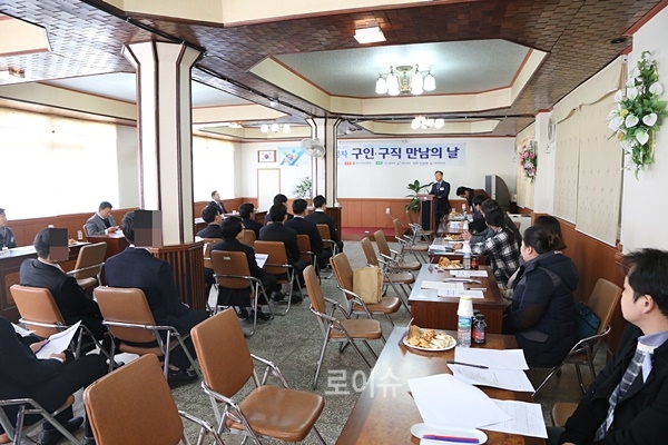 한국법무보호복지공단등유관기관담당자들이출소예정자들에게개인신용회복등상담을해주고있다.(사진제공=부산구치소)