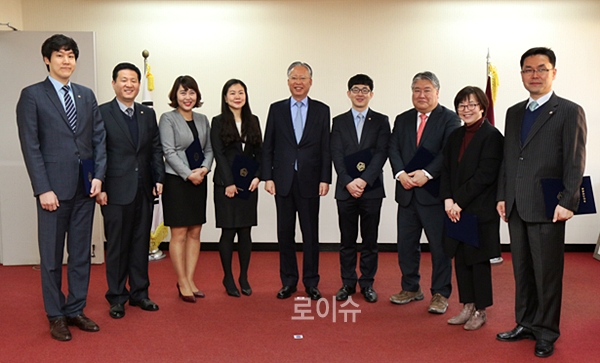 강민구부산지법원장과신규ㆍ재위촉국선전담변호사및국선변호운영위원회위원들이기념촬영.(사진제공=부산지방법원)