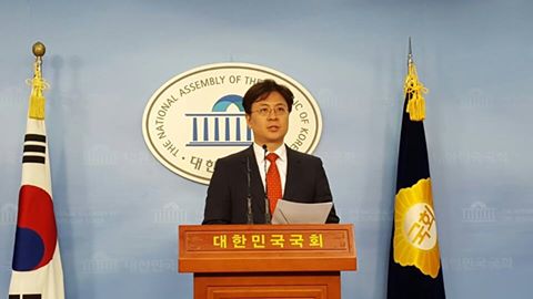 ▲대한변협대변인출신장진영변호사가28일국회정론관에서출마기자회견을하고있다