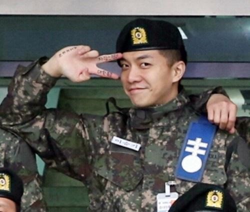 이승기 훈련소 사진 공개, 손바닥에 적힌 글귀 보니