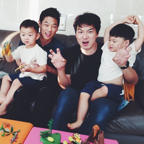 이기홍, 삼둥이와 즐거운 한 때 포착 '어떤 친분이길래?'