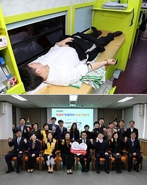 헌혈과적십자특별회비를전달하고파이팅을외치고있다.(사진제공=대구지법)