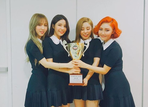 마마무, 트로피 든 채 환한 미소 "감사합니다"