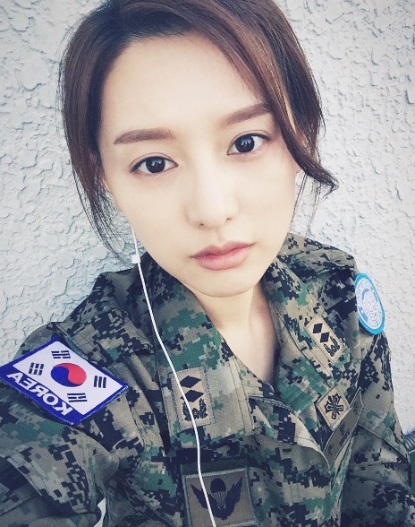 '태양의 후예' 김지원, 카리스마 넘치는 군복 인증샷 "눈부시지 말입니다"