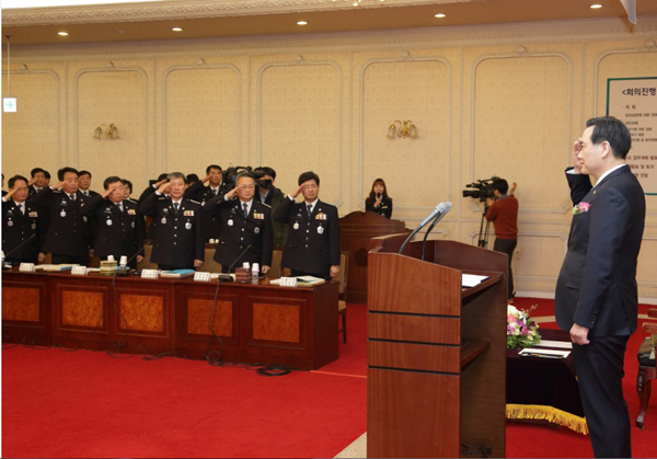 김현웅법무부장관이11일오전정부과천청사대회의실에서개최된2016년전국교정기관장회의에서국기에대한맹세를하고있다.(사진=법무부)